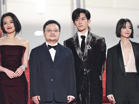 Thư Kỳ khoe sắc trên thảm đỏ Cannes