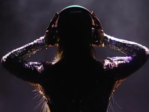 Jennifer Lopez diện bodysuit của nhà thiết kế gốc Việt