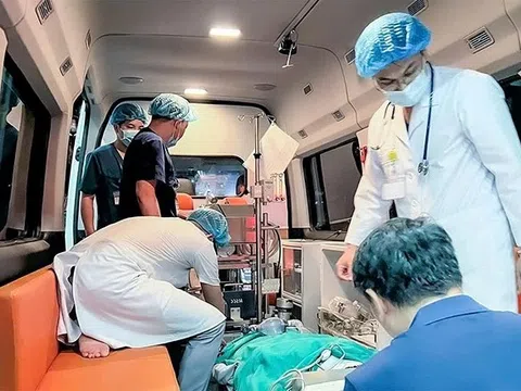 Bé gái sốc tim cấp, bác sĩ vượt 100 km mang máy ECMO đến cứu