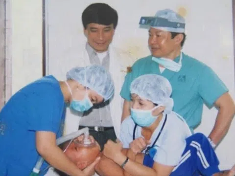 Bác sĩ mổ tách cặp song sinh Việt - Đức qua đời