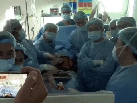 30 ngày diệu kỳ bác sĩ Việt cứu thai nhi trong bụng người mẹ Singapore