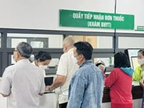 Xếp hàng, chờ 'dài cổ' lấy thuốc bệnh mạn tính