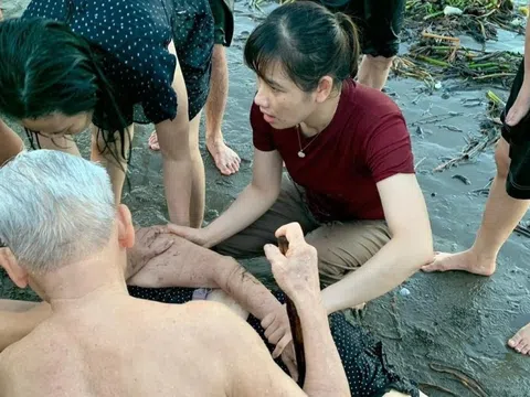 Nữ điều dưỡng kịp thời cứu cụ bà đuối nước giữa bãi biển