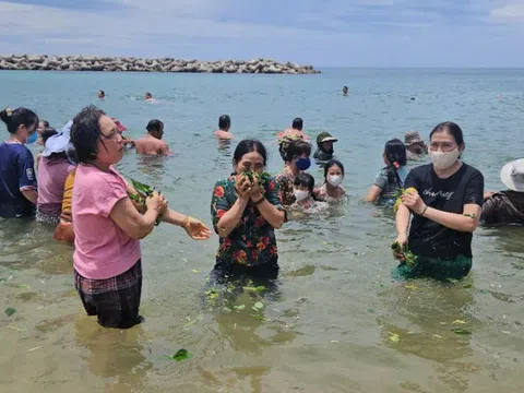 Người Phú Yên tắm biển 'xả xui' giữa trưa Tết Đoan Ngọ