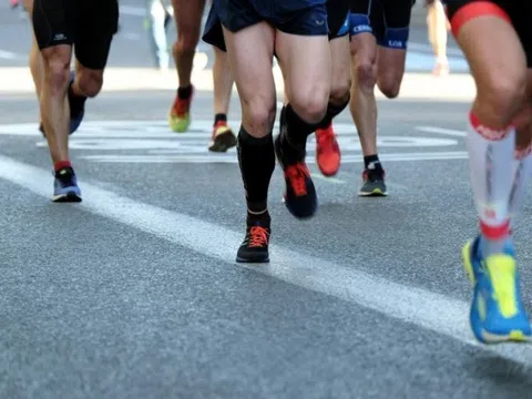 Ngã gục trên đường chạy marathon vì điều gì?