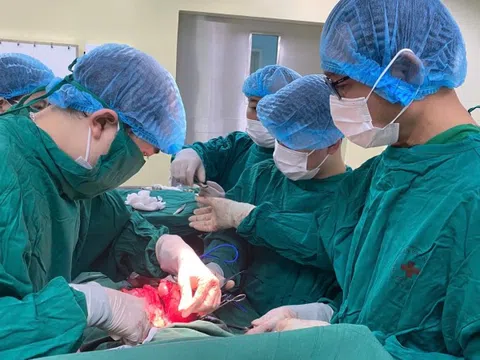 Gắp thành công hai khối u buồng trứng khổng lồ trên cùng một bệnh nhân