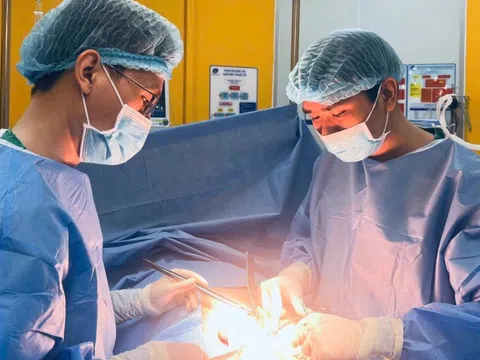 Nam thanh niên ở TP.HCM rách bụng, lộ đại tràng sau va chạm xe ba gác
