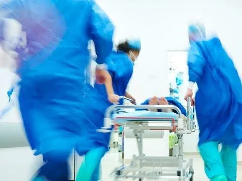 Thiếu niên nhập viện vì tò mò tuổi mới lớn
