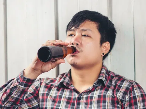 Uống rượu hay bia đỡ hại hơn với người bệnh gout?