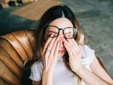 Những dấu hiệu nhận biết thận 'xuống cấp' người trẻ cần lưu ý