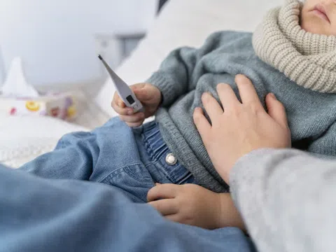 Có nên dùng miếng dán hạ sốt khi bị sốt?