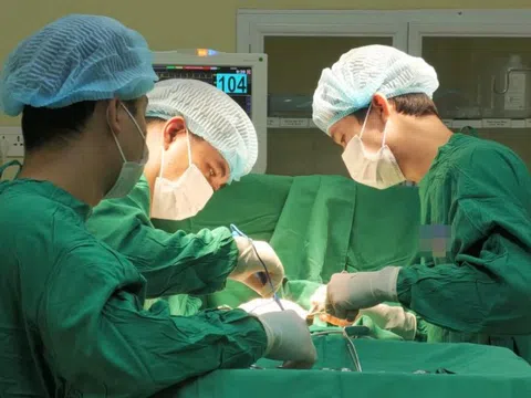 Cho ong mật đốt ngực chữa ung thư, người phụ nữ phải cắt bỏ hai vú