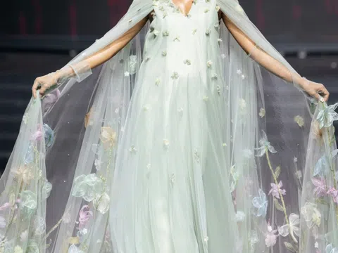 H'Hen Niê catwalk diễn tả hạnh phúc làm mẹ