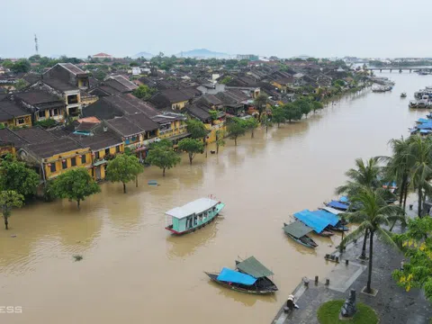 Hội An ngập giữa mùa hè, du khách lội nước đi tham quan