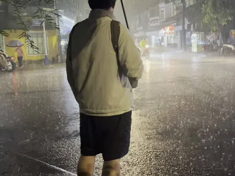 Chuyến du lịch 'chạy mưa' từ Đà Nẵng đến Huế của khách Việt