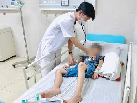 Tưởng chỉ xây xát nhẹ, bé trai bị tổn thương tạng sâu nguy hiểm