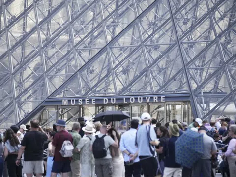 Bảo tàng Louvre tạm đóng cửa