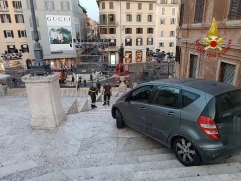 Cụ ông lái ôtô lao xuống bậc thang 300 tuổi nổi tiếng tại Rome