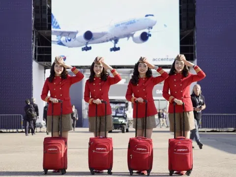 Sắc đỏ của tiếp viên hàng không Vietjet nổi bật tại Paris Air Show 2025