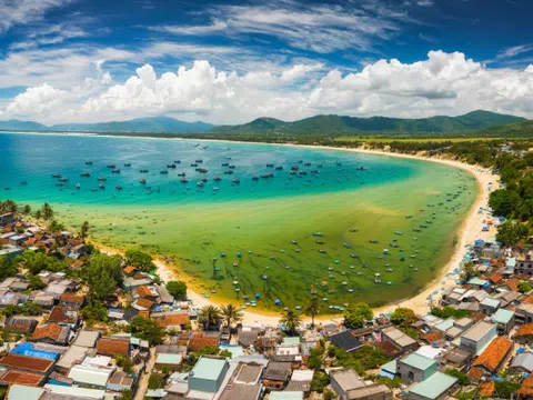 Làng chài hoang sơ quanh Mũi Vi Rồng