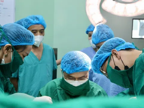 Bé gái 10 tuổi có hai tử cung, một quả thận