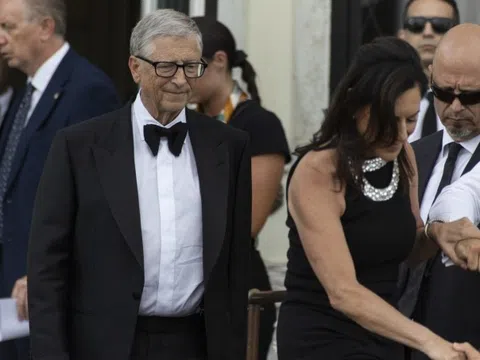 Tỷ phú Bill Gates và bạn gái diện đồ đôi dự cưới Jeff Bezos