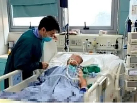 Cậu bé 12 tuổi mở mắt sau 2 tuần hôn mê, cả phòng hồi sức bật khóc