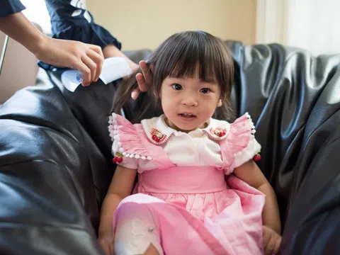 Cha mẹ cần làm gì khi trẻ ốm trong mùa hè?