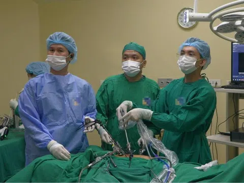 Đại tiện ra máu suốt 2 tháng, người phụ nữ phát hiện ung thư di căn