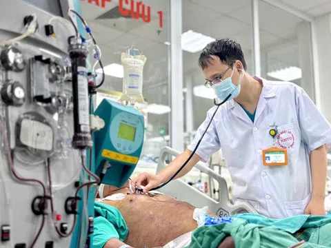 Nguy kịch, toàn thân thâm tím sau bữa ăn tiết canh