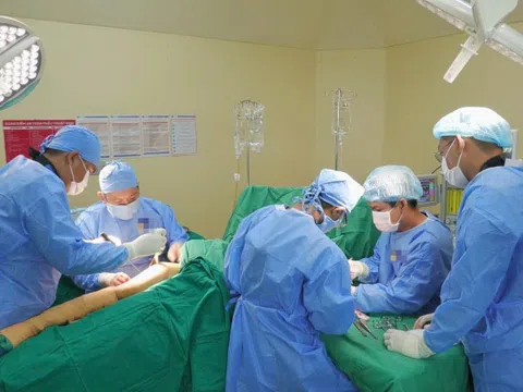 Người phụ nữ bị máy cày đè gãy hàng chục chiếc xương