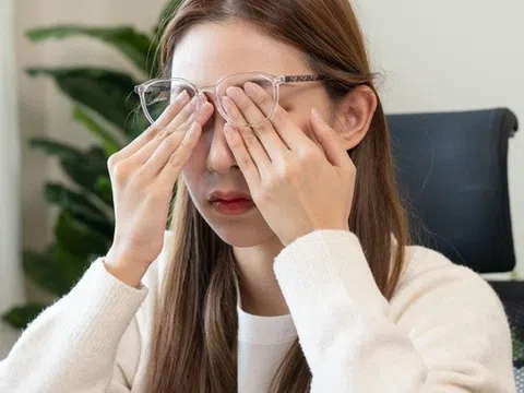 Điều gì xảy ra với giác mạc khi nhìn màn hình không chớp mắt