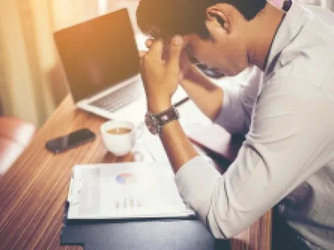 Nam thanh niên phát bệnh tâm thần vì chứng sợ họp