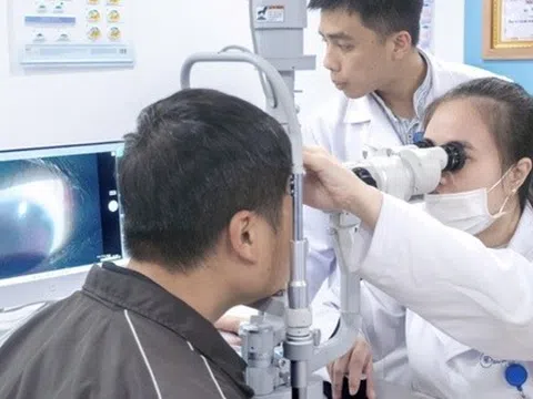 Nam thanh niên bị mảnh vỡ bóng đèn văng vào mắt nhập viện cấp cứu