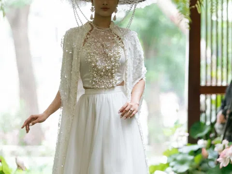 Hương Ly trình diễn áo yếm