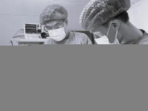 Bé 4 tuổi nhập viện với vùng đầu thủng sâu do bị chó nhà cắn