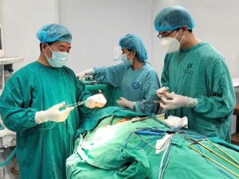 Cứu sống người đàn ông bị xiên vịt nướng đâm xuyên cổ
