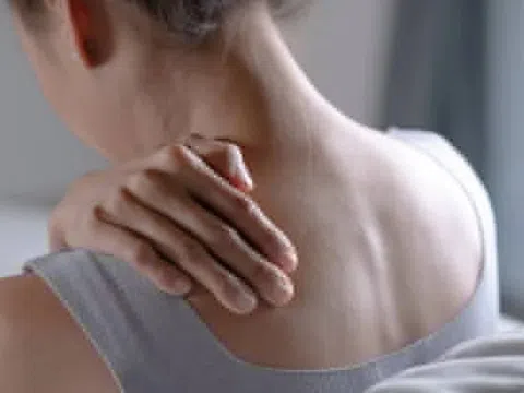 Đau cổ vai gáy có thể bị liệt nếu điều trị sai cách