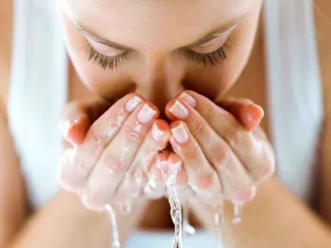 Có nên ngâm mặt vào nước đá sau khi ngủ dậy?