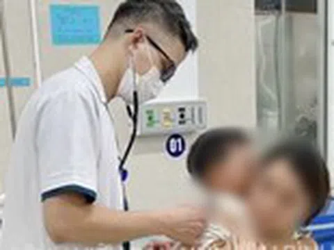 Hai trẻ nhập viện nghi ngộ độc khí ô tô sau 1 giờ trên xe