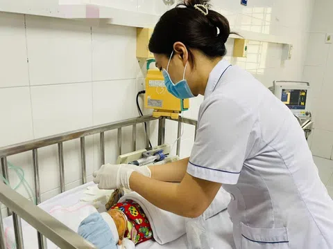 Bé sơ sinh nguy kịch vì gia đình dùng 'dao lam' trị bệnh