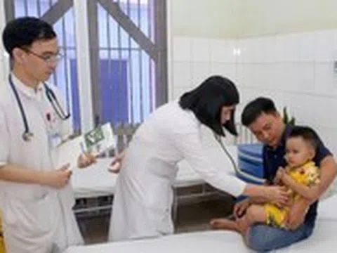 Bé trai 2 tuổi ngã xuống hồ cá koi được cứu sống thần kỳ