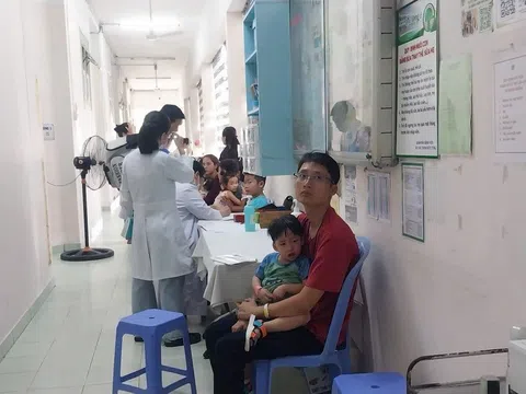 Ca sốt xuất huyết nặng tăng mạnh, bệnh viện TP.HCM kê thêm giường
