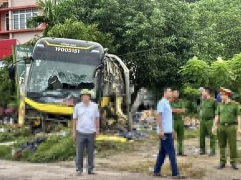 Bộ Y tế chỉ đạo khẩn vụ lật xe khách ở Hà Tĩnh làm 10 người chết