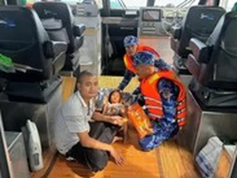 Hai bố con 'hồi sinh trở lại sau một đêm lênh đênh trên biển'