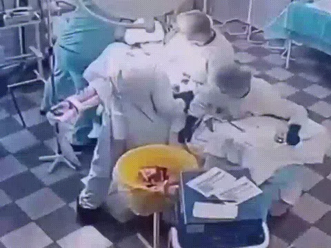Động đất ở Nga: Xúc động cảnh bác sĩ ôm chặt bệnh nhân trong phòng mổ
