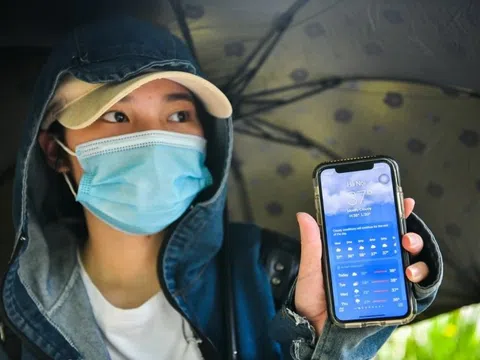 Nắng gay gắt: Người choáng, người nhập viện