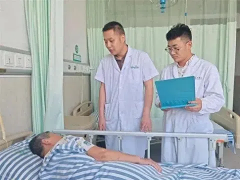 Một người ở Trung Quốc bỏng nặng sau 10 giây ngồi lên phiến đá