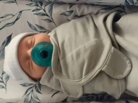Em bé 'lớn tuổi nhất thế giới' vừa chào đời