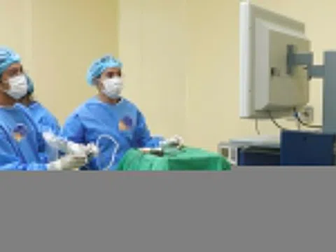 Nhìn mờ và đau đầu triền miên, cô gái không ngờ 'thủ phạm' trong não